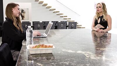 Nympho dyke seduces lesbian slut before pussylicking