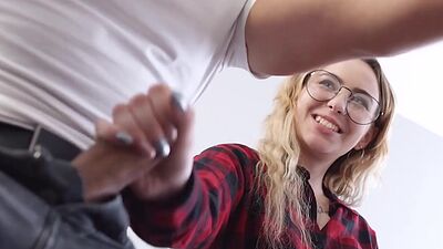 Tattooed teenager deepthroats before having her pussy banged