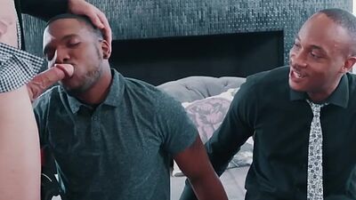 Black gays fuck in threesome in asshole with white gay