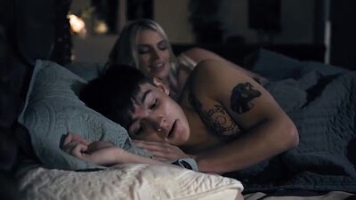 Seductive stepMILF offers her pussy as relaxation method