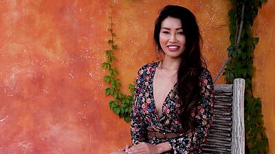 Sexy big tits Asian teen showed curvy body and enjoyed hot posing action