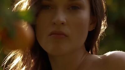 All natural babe Serena J teases with her perfect naked body