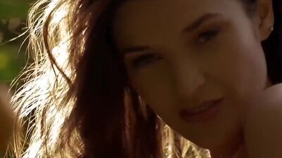 All natural babe Serena J teases with her perfect naked body