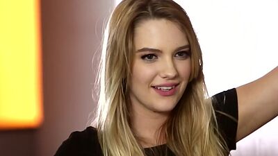 Lesbian stepdaughter facesitting and scissoring with stepmommy
