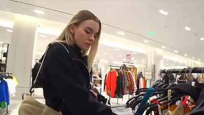 Babe Gets Public Risky Blowjob in Fitting Room Close to be Caught
