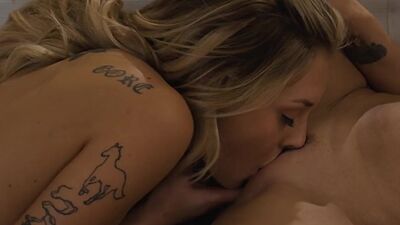 Tattooed dyke slut seduces MILF lady b4 eating her pussy