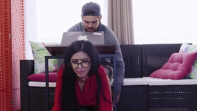 MILF Julia De Lucia gives sloppy BJ while wearing butt plug