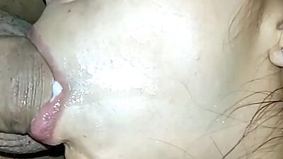 DOBLE CARGA DE SEMEN CALENTITO EN SU BOCA