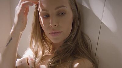 Perfect big ass MILF posed totally naked and revealed her natural body