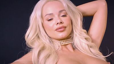 Petite blonde teen taking off her sexy lingerie and posed totally naked