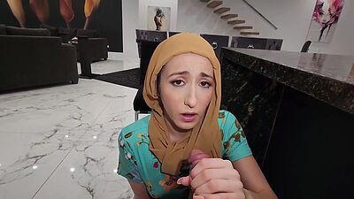 Sweet Sophia willing to help her bestfriend not to blow it