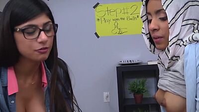 Gorgeous Arab pornstar Mia Khalifa sucks dick with friend