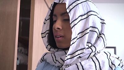 Gorgeous Arab pornstar Mia Khalifa sucks dick with friend