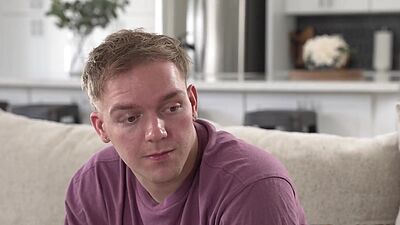 Teen was rewards stepbro with wet pussy after he helped her with dressing