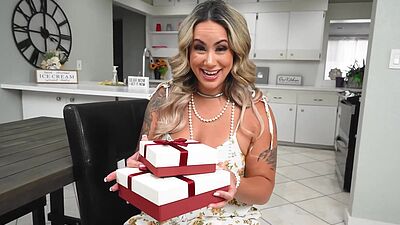 Curvy stepmom Misty Meaner fucks by stepson Carlos