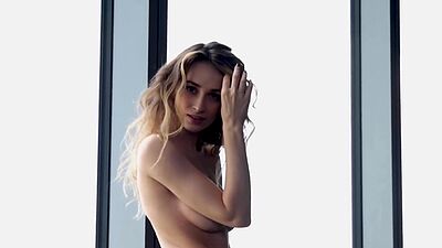 Hot natural teen model posing totally naked and showed her stunning body