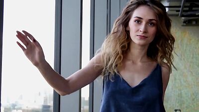 Hot natural teen model posing totally naked and showed her stunning body