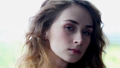 Hot natural teen model posing totally naked and showed her stunning body