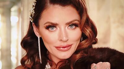 Hot MILF model Sophie Dee shows her perfect big tits and amazing big booty