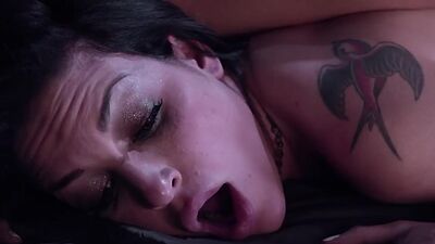 Squirting bae seduces nympho lez b4 scissoring her pussy