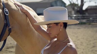 Curvy latina MILF Mia Valentine likes to ride and exposes her hot body