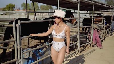 Curvy latina MILF Mia Valentine likes to ride and exposes her hot body