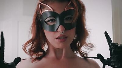 Stunning big ass MILF exposed hot body and put big tits in the first plan