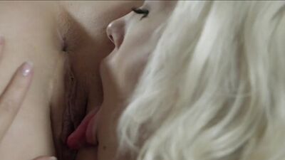 Lez beauty seduces perverted lez slut while eating her out