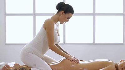 Busty WAM dyke fingers GFs wet and soft pussy on massage