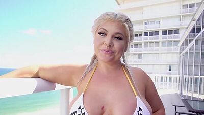 Bubble butt stunner tastes hot cum after riding huge cock