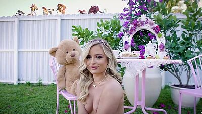 Sweet big ass all natural teen model Jackie posed naked and enjoyed picnic