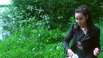 Girlfriend seduced on picnic