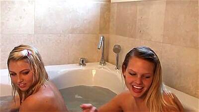 Lil kelly goes lesbo making out in the tub