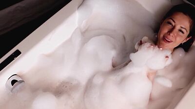 Perfect ass Ukranian MILF model posed naked and showed perfect wet body