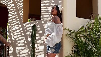 Perfect ass teen model Hannah Le shows beautiful body and perfect booty