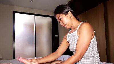 Big white cocked farang gets an exotic massage by an amateur Thai teen Kung