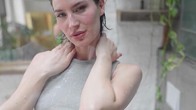 Round ass teen Lauren Bonner posing totally naked and got her body wet