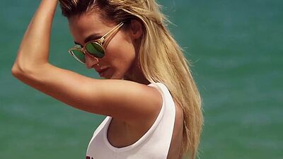 Cute blonde MILF Cara Mell psoing on the beach and revealed perfect tits