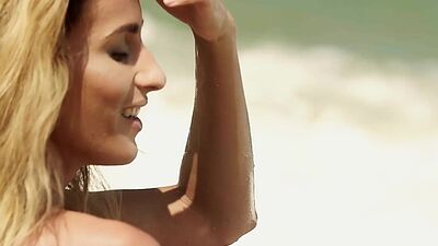 Cute blonde MILF Cara Mell psoing on the beach and revealed perfect tits