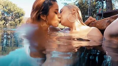 Sexy dirty lez babe seduces bigbooty bae while fingering