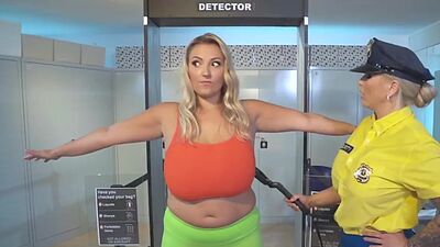 Sexy lesbians enjoy scissoring cunts before fingering