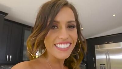 Kelsi Monroe twerks and deepthroats cock
