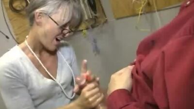 Leilani Love Handjobbing