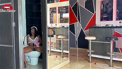 My friend spies on me while I masturbate until I squirt, look at her reaction