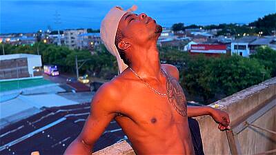 I fuck the black cock builder and make him squirt on the terrace overlooking the entire city of Cali