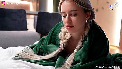 Deling af sengen med stedsøster på ferie. Hun blev bange og fik Cum på hendes trusser