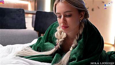 Deling af sengen med stedsøster på ferie. Hun blev bange og fik Cum på hendes trusser