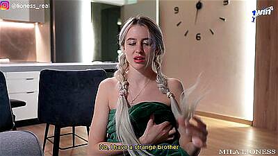 Deling af sengen med stedsøster på ferie. Hun blev bange og fik Cum på hendes trusser