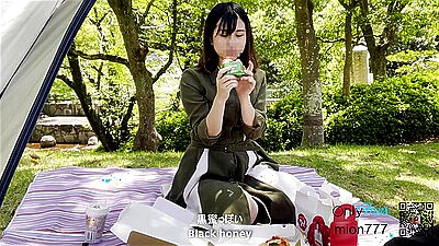 [Private video] Secret picnic date with japanese married woman. Sweaty creampie sex in the tent