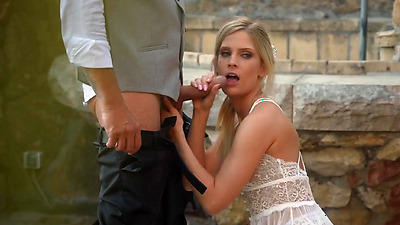 Honeymoon surprise outdoor threesome double penetration